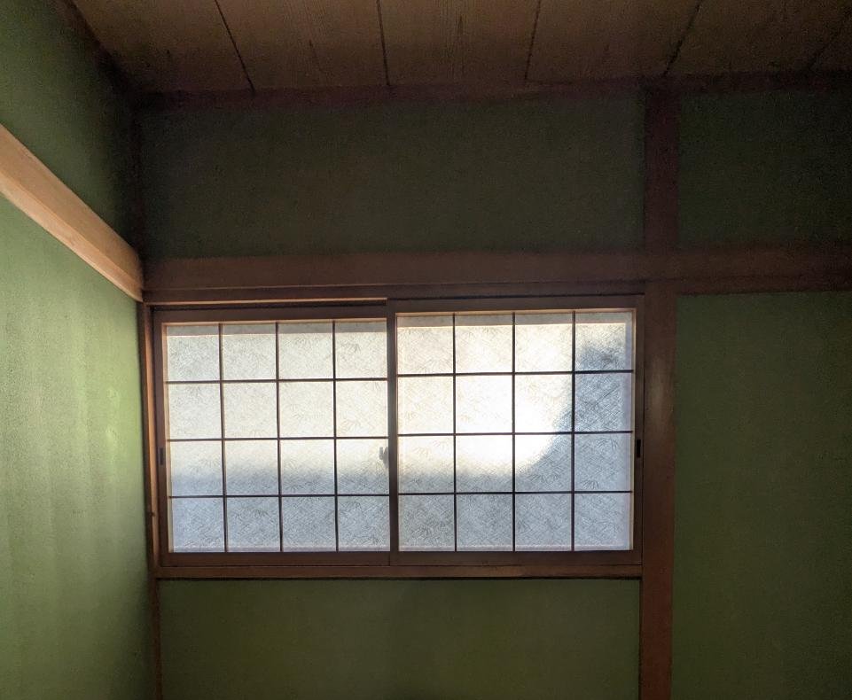門真市の戸建てで工事前の和室の腰窓。室内側に障子が入っている