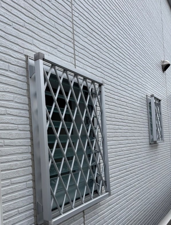 八尾市の戸建てで工事前の浴室の窓を外から見たところ。面格子の内側にルーバー窓がある