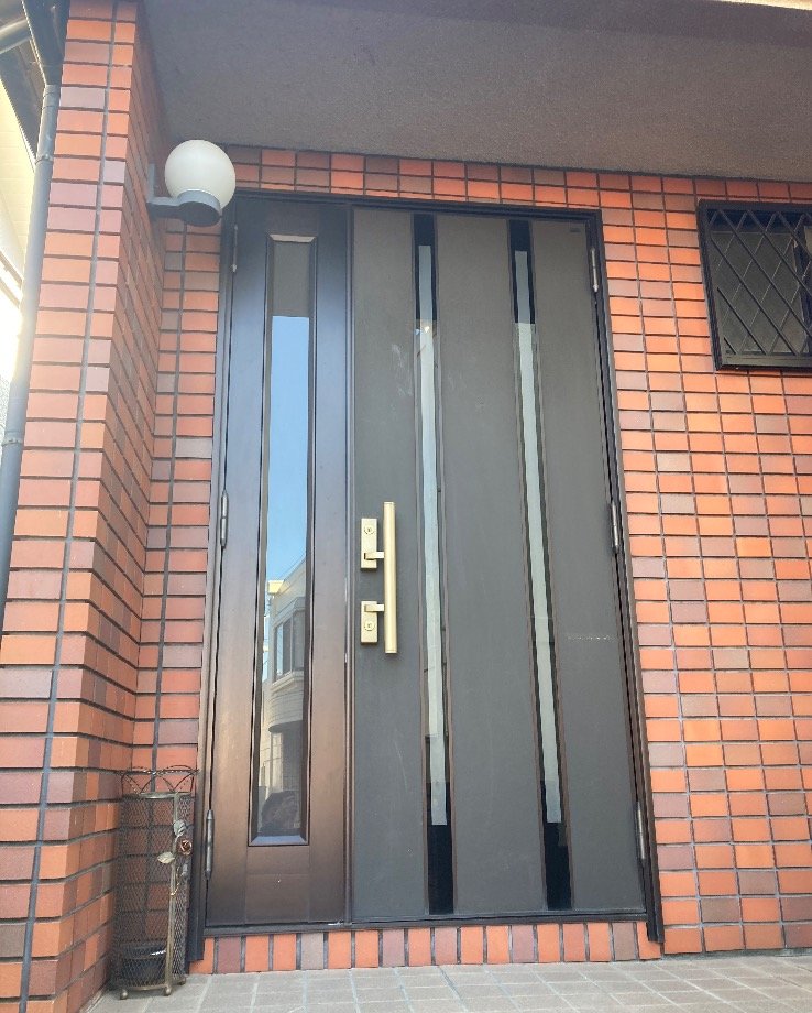箕面市の戸建てで工事前の玄関の親子ドア