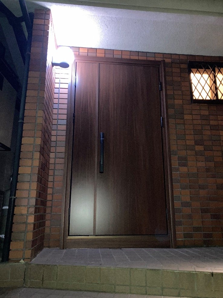 大阪府箕面市のお宅で、れんがの外壁に木目のドアリモの親子ドアを付けたあと