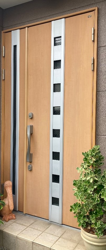 大阪市平野区のお宅で、工事前の明るい木目の親子ドア