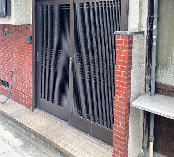 大阪市城東区のお宅で工事前の格子の玄関引き戸