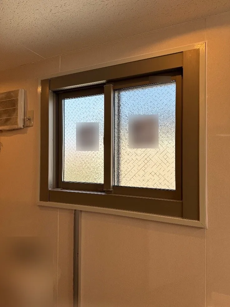 大阪市内の住宅で、トイレの窓をカバー工法で交換した後の室内側