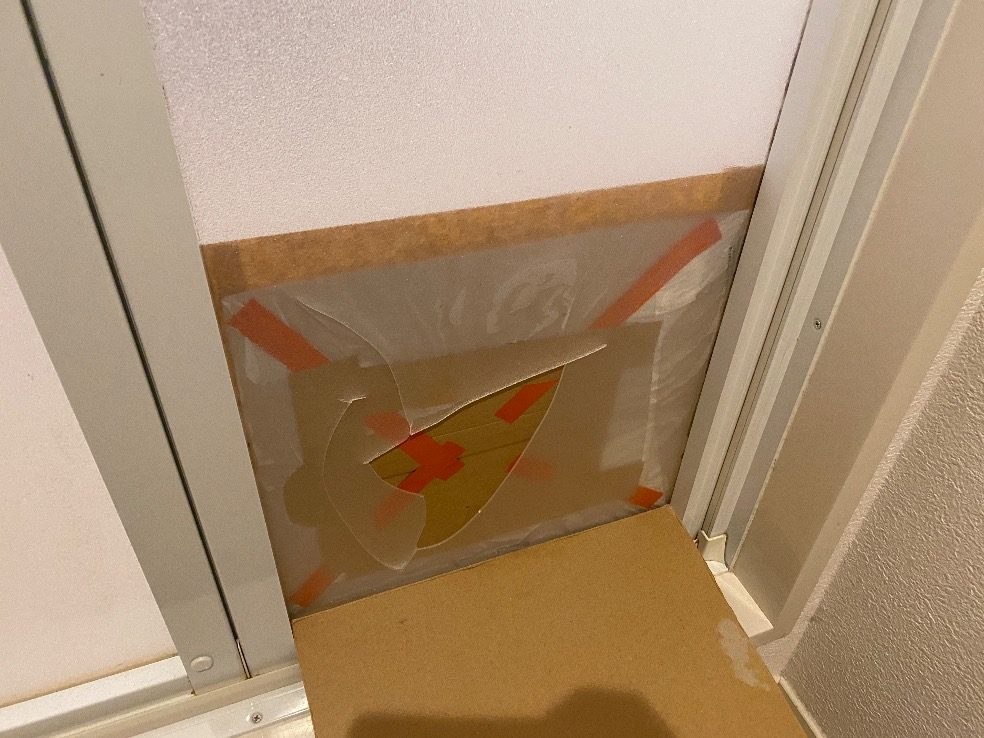 割れたアクリル板を段ボールとテープでふさいでいたところ