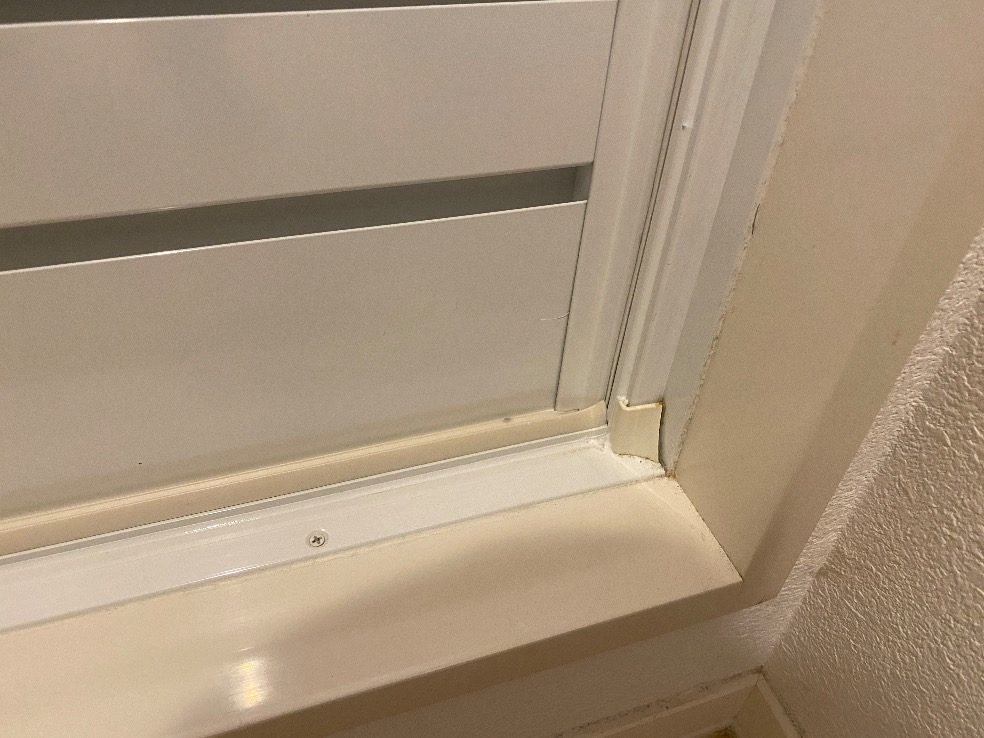 取り付けた新しい折戸の下の部分。下の枠はビスで留めている