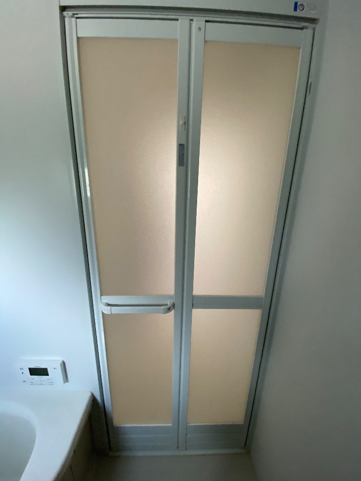 取り替えた浴室の折戸を浴室の中から見たところ