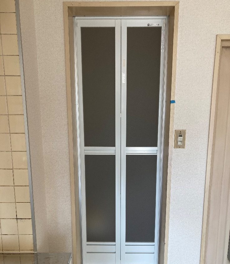同じ建物のもう1部屋で、取り替えたあとの浴室ドア