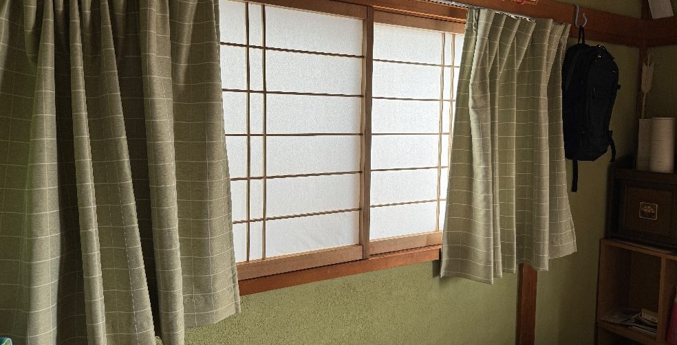 東大阪市の戸建てで工事前の和室の窓。障子の奥にアルミの窓がある