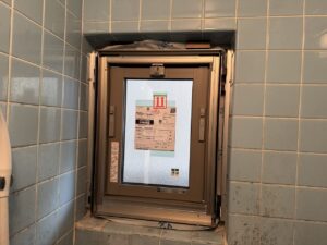 浴室の窓をマドリモの内倒し窓に取り替えたところ