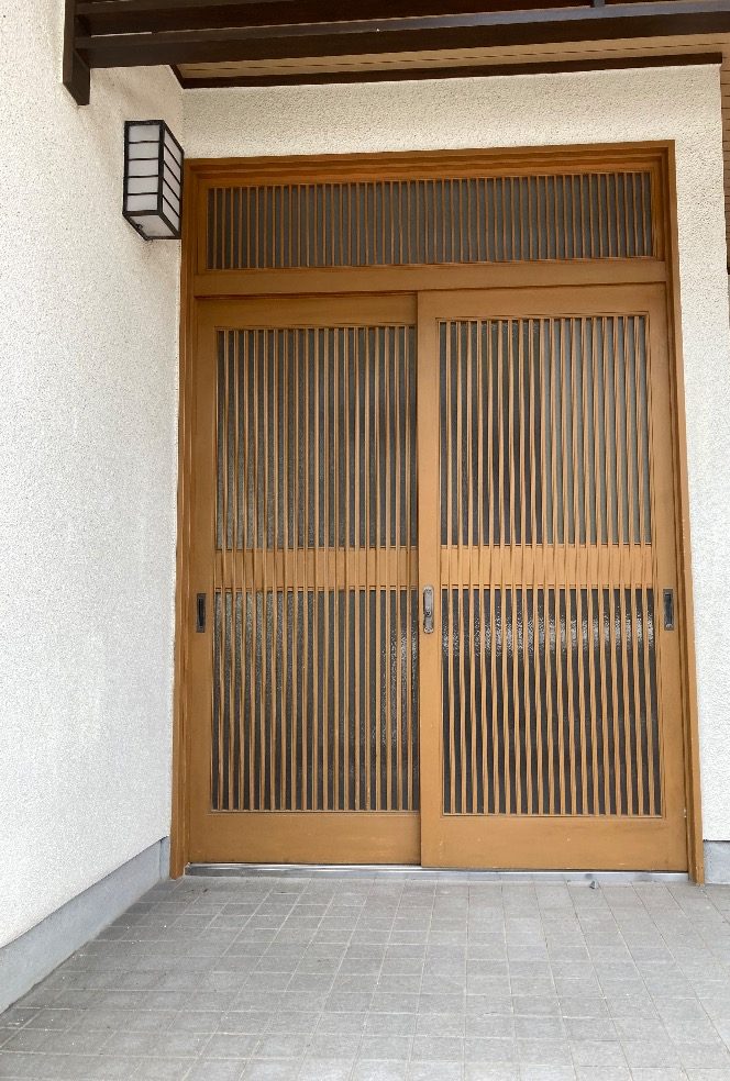 福岡県筑紫野市の戸建てで交換する前の、欄間付きの格子の玄関引戸