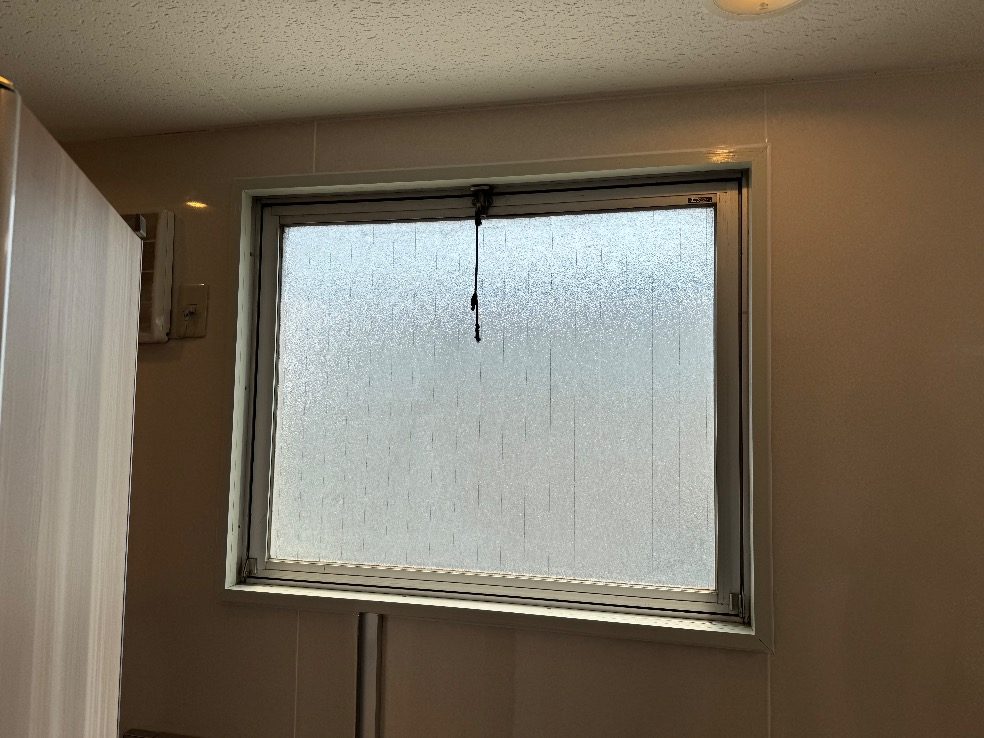 大阪市住之江区の工場のトイレで、工事前のすべり出し窓