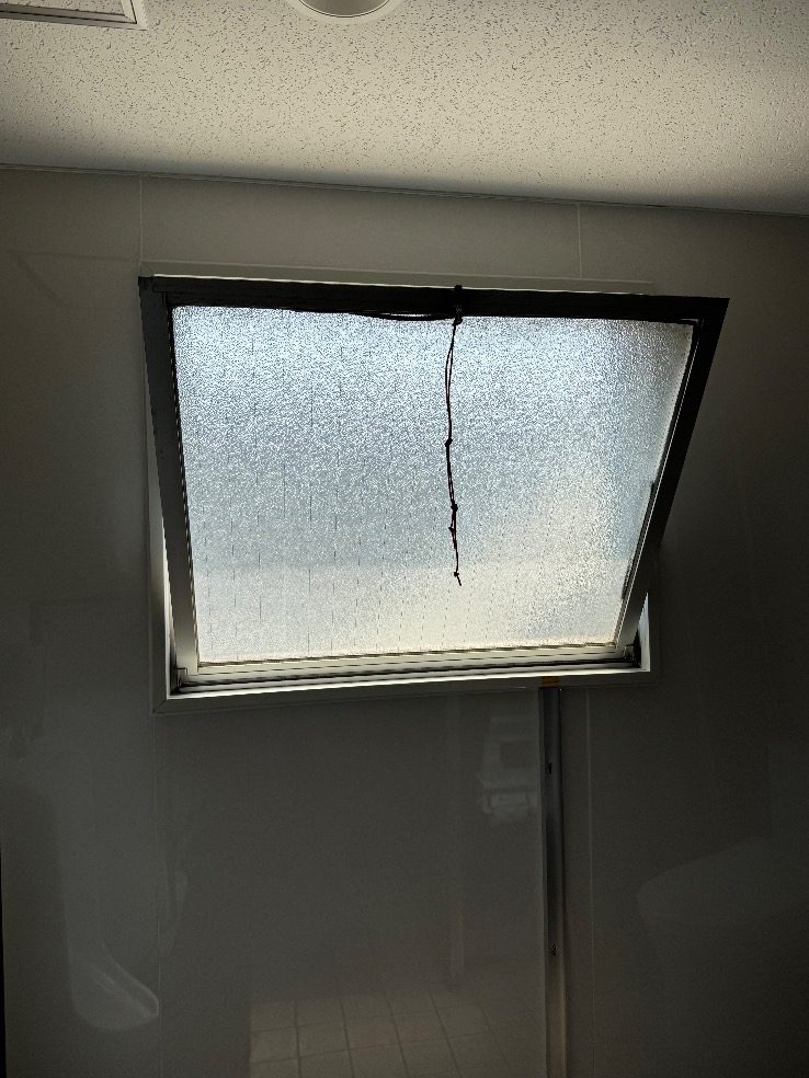 もう1か所のトイレのすべり出し窓を開けたところ