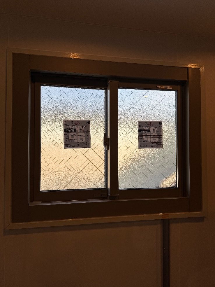 もう1か所のトイレの窓も、マドリモの引違い窓に替えたあと