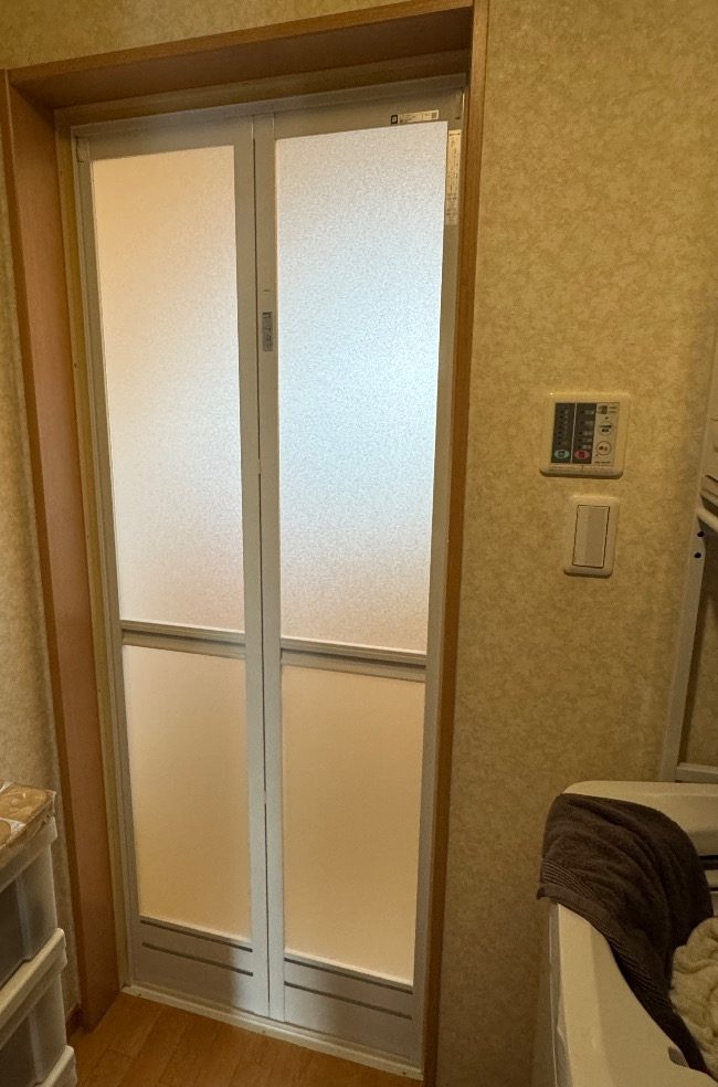 取り替えた浴室の折戸を脱衣所から見たところ