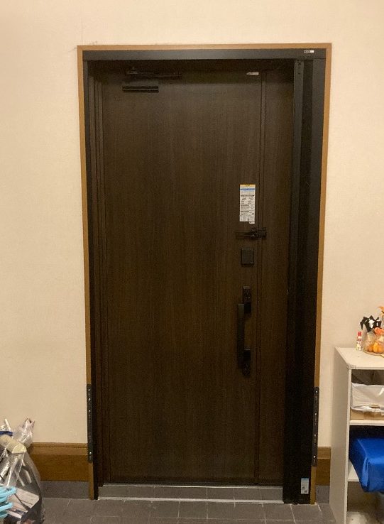 取り替えた玄関ドアを室内側から見たところ