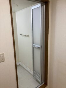浴室ドアをカバー工法で取り替えたあと