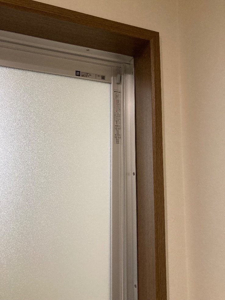 取り替えた浴室ドアの枠の上の部分
