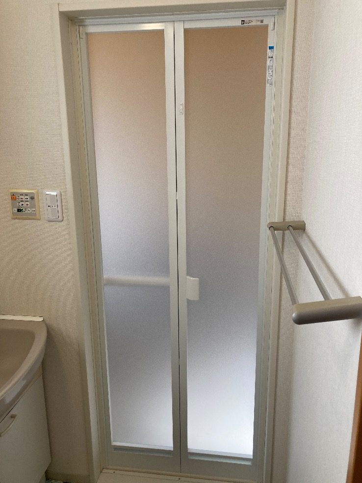福岡市東区の戸建てでカバー工法で交換したあとの浴室の折戸