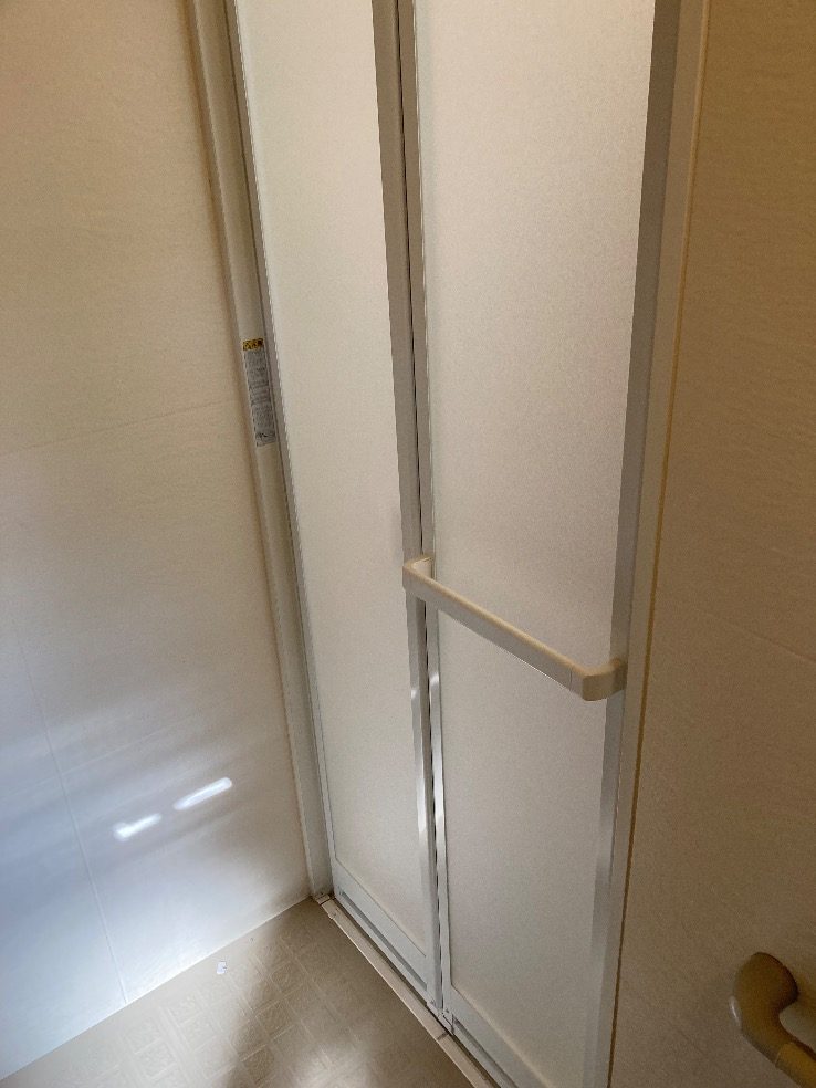 取り替えた浴室の折戸を横から見たところ
