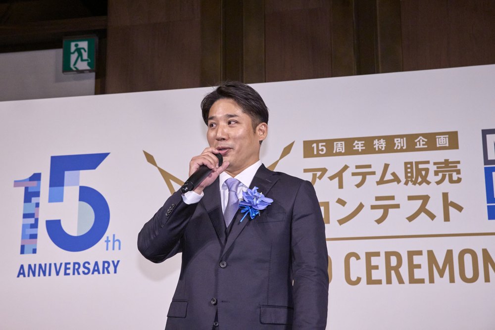 YKK APの表彰式でスピーチする代表