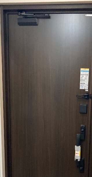 平野区の玄関ドアを交換した後（室内側）