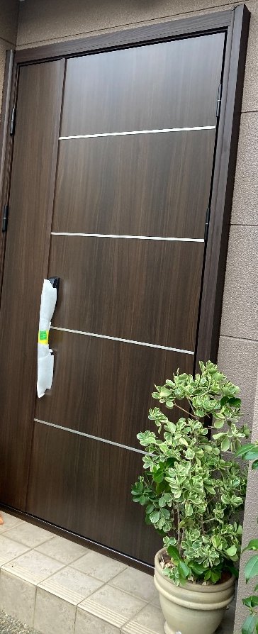 カバー工法で替えた玄関ドア（当店の施工）