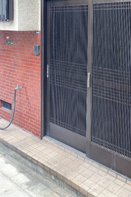 交換する前の格子の玄関引戸（大阪市城東区）